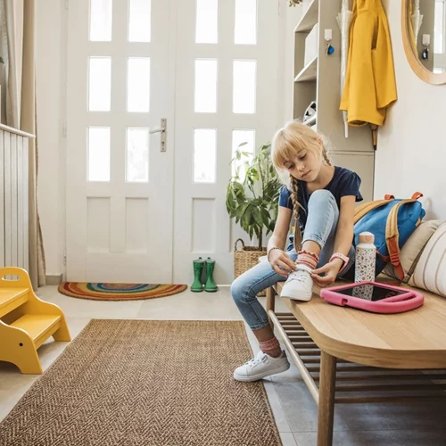 Τα παιδιά αφήνουν τα πάντα κάτω; Πώς θα φτιάξεις μια "έξυπνη" είσοδο στο σπίτι σου