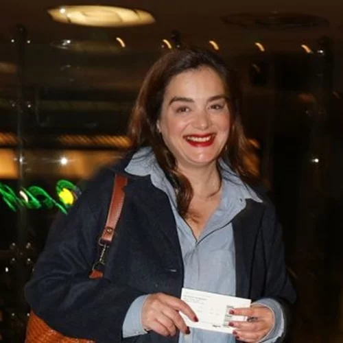 Η Γωγώ Μπρέμπου σε θεατρική πρεμιέρα με total denim look