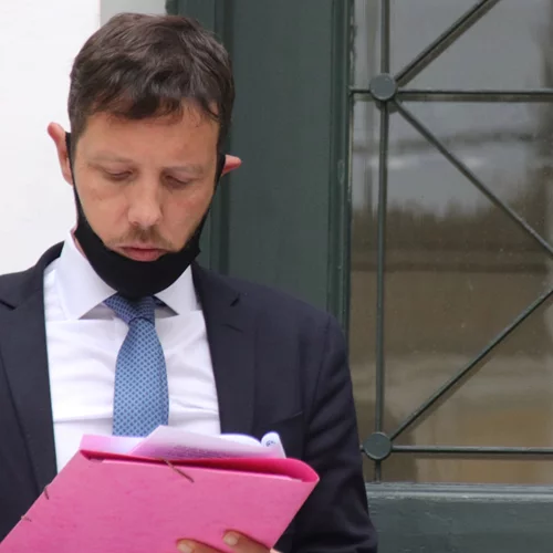 Σπύρος Δημητρίου | Ο δικηγόρος του γνωστού τραγουδιστή αφήνει αιχμές για την αποχώρησή του από το YFSF