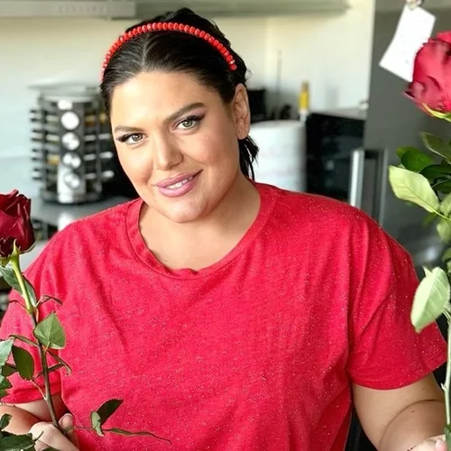 Δανάη Μπάρκα | Με φλογερό κόκκινο φόρεμα από την Η&Μ και ασορτί παπούτσια