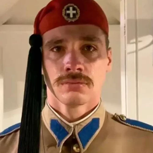 Ποιος είναι ο Εύζωνας που έγινε viral επειδή συγκινήθηκε