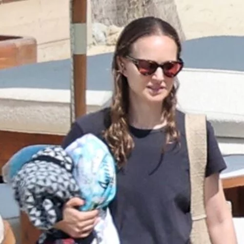 Γιατί η Natalie Portman λέει "όχι" στο παρεό; Η εμφάνιση σε παραλία της Μυκόνου με τζιν παντελόνι