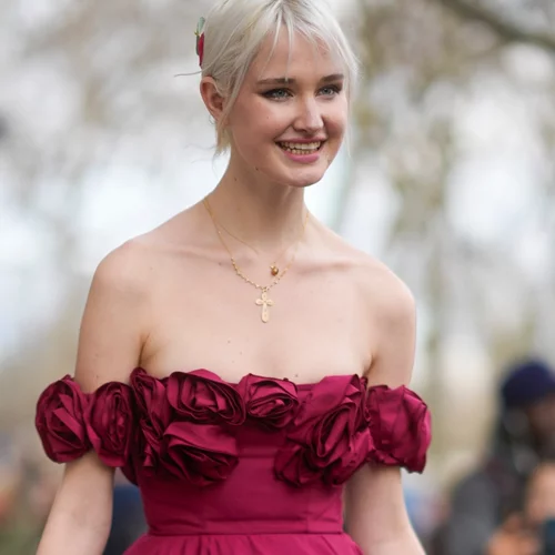 Οι festive τρόποι για να φορέσεις το μπορντό φέτος τα Χριστούγεννα