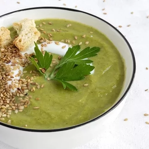Η κρύα σούπα αποτοξίνωσης που θα σε ελαφρύνει και θα σε ξεφουσκώσει - Ιδανική για τις πολύ ζεστές μέρες