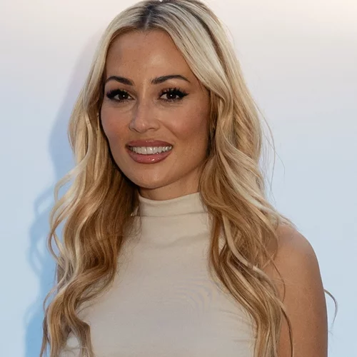 Η Ελένη Βουλγαράκη με το denim μίνι φόρεμα που είναι ιδανικό για την εποχή | Κοστίζει κάτω από 30 ευρώ στη Stradivarius