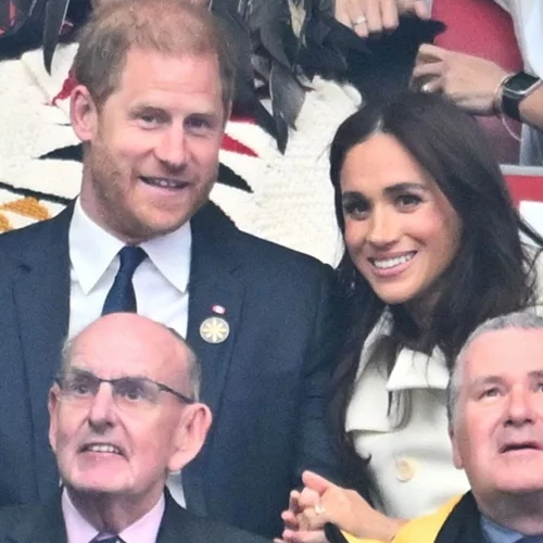 Meghan Markle | Το τρυφερό φιλί στον σύζυγό της, πρίγκιπα Harry, στη νέα τους δημόσια εμφάνιση