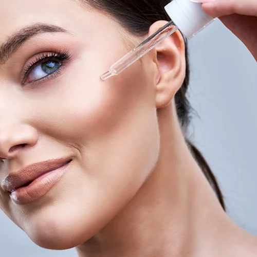 7 οροί που εγγυημένα κάνουν την επιδερμίδα να δείχνει πιο λαμπερή και νεανική