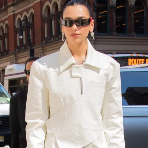 Η Dua Lipa αποδεικνύει πως το κοστούμι είναι το ιδανικό look για μία βραδινή έξοδο