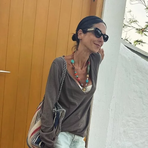 Η Σοφία Καρβέλα χαλαρώνει στην πιο "πράσινη" πισίνα που έχουμε δει