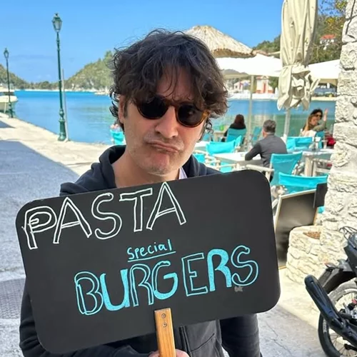 Όσο εμείς είμαστε στο γραφείο, ο Χριστόφορος Παπακαλιάτης φωτογραφίζεται με την πιο σέξι σταρ του Hollywood