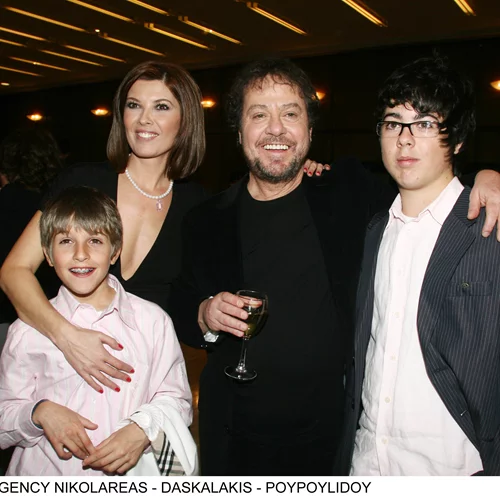 Σπάνια φωτογραφία - Σοφία Αλιμπέρτη και Γιάννης Πάριος με τους γιους τους γιορτάζουν το Πάσχα (pics)
