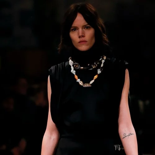 H mermaidcore τάση φέρνει ξανά στο προσκήνιο τα κολιέ με κοχύλια