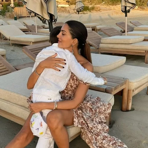 Σταματίνα Τσιμτσιλή | Το τρυφερό φωτογραφικό άλμπουμ με τον επτάχρονο γιο της στις διακοπές της στην Πάρο