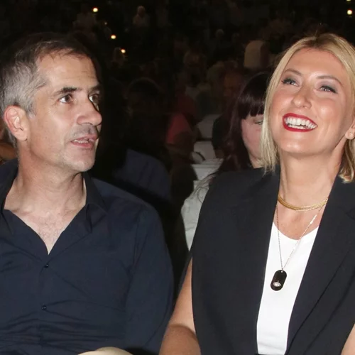 Στο εσωτερικό του σπιτιού του Κώστα Μπακογιάννη και της Σίας Κοσιώνη με αφορμή μία ξεχωριστή ημέρα