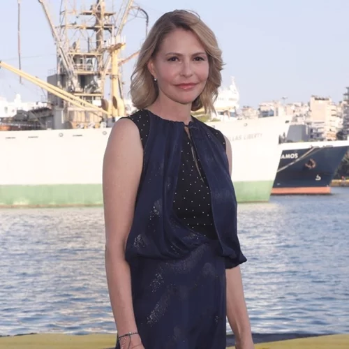 Πώς να ντυθείς κομψά σε κάθε βραδινή έξοδο του καλοκαιριού, ακολουθώντας το παράδειγμα της Τζένης Μπαλατσινού