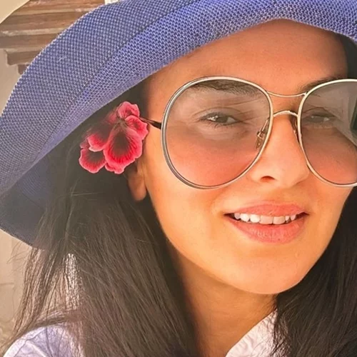 Ζενεβιέβ Μαζαρί | Με high cut φόρεμα στις διακοπές της στην Τήνο