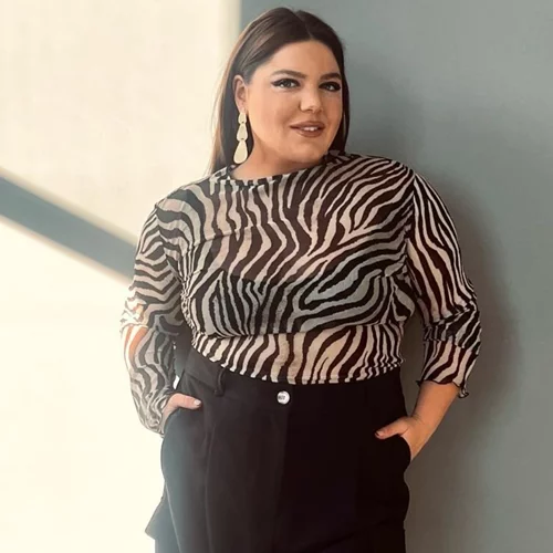 Το total white σύνολο της Δανάης Μπάρκα είναι η ιδανική πρόταση για εσένα που βαρέθηκες το μαύρο