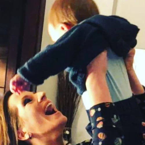 Νίκη Λυμπεράκη | Ποζάρει με τον 7 μηνών γιο της στο σαλόνι τους