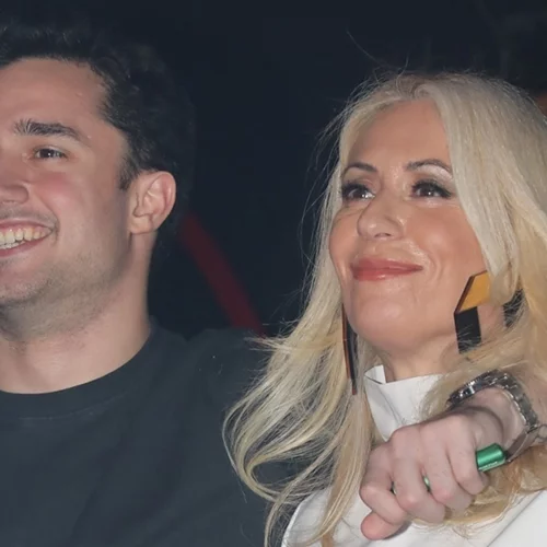 Η Μαρία Μπακοδήμου σε σπάνια βραδινή έξοδο με τον γιο της, Άρη