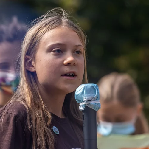 Η Greta Thunberg τρολάρει τον influencer Άντριου Τέιτ, ο οποίος συνελήφθη για εμπορία ανθρώπων και βιασμό