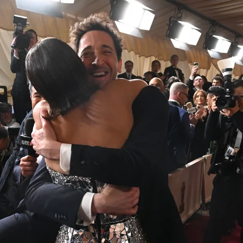 Adrien Brody - Halle Berry | Αναβίωσαν το ιστορικό φιλί των Όσκαρ 22 χρόνια μετά