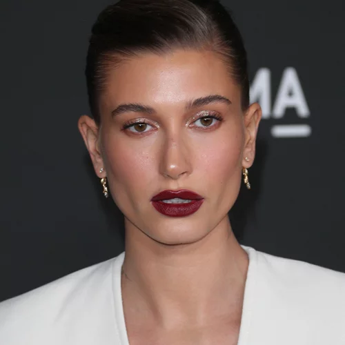 H Hailey Bieber έγινε 25 κι εμείς κάνουμε μια αναδρομή στα πιο stylish χτενίσματά της