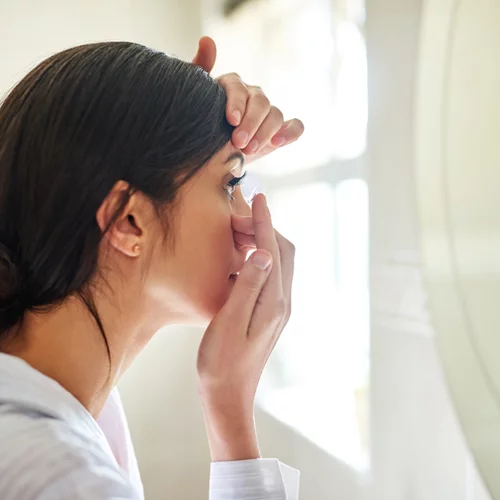 Μπορείς να κάνεις μπάνιο με φακούς επαφής; Και τι να προσέχεις το καλοκαίρι;