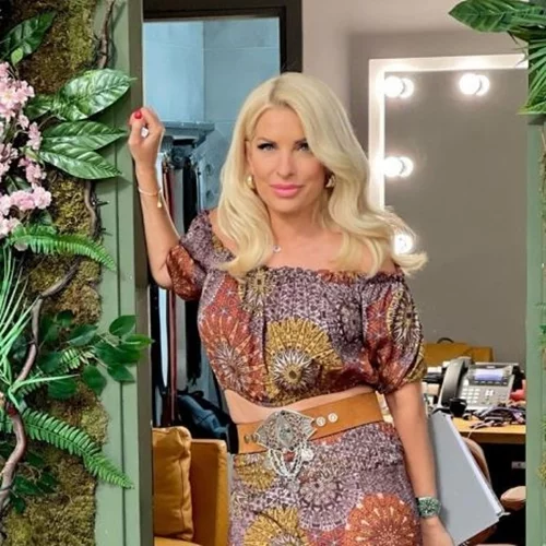 Ελένη Μενεγάκη | Ανοίγει το καμαρίνι της - Το φλοράλ ντεκόρ & τα ρούχα και τα αξεσουάρ της παρουσιάστριας