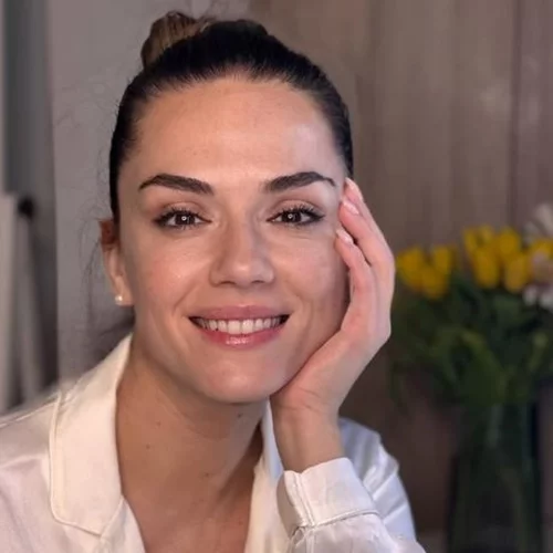 Βάσω Λασκαράκη | Με μάξι πλισέ φόρεμα και σανδάλια σε μία βραδιά κάτω από την Ακρόπολη