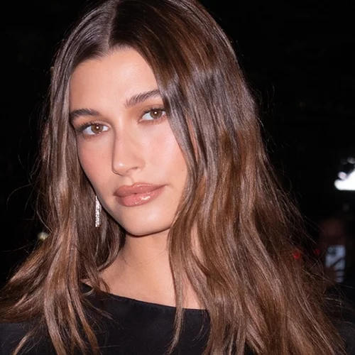 7 άκρως κολακευτικές καφέ mascaras που σίγουρα θα ενέκρινε η Hailey Bieber