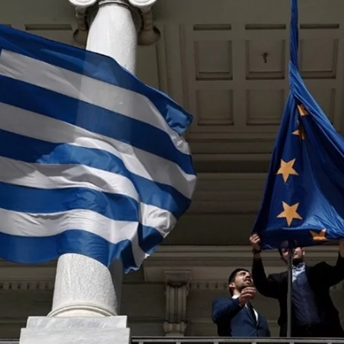 Ευρωβαρόμετρο | 7 στους 10 Έλληνες θεωρούν ότι η χώρα έχει ωφεληθεί από την ένταξη στην ΕΕ