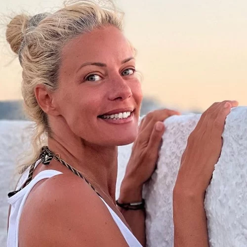 Ζέτα Μακρυπούλια | Ποζάρει με το μαγιό της με τον Νίκο Μουτσινά