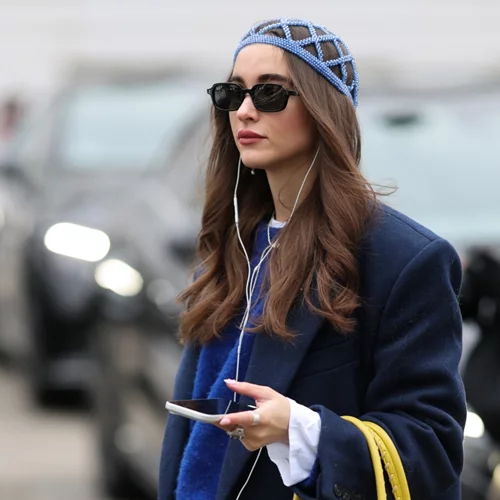 Από τη Μαδρίτη έως το Παρίσι, αυτό είναι το viral μαντήλι που φορούν όλες οι fashionistas