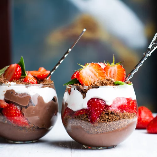 Ετοίμασε το πιο γευστικό πρωινό από το βράδυ | Σοκολατένιο overnight oats με φράουλες