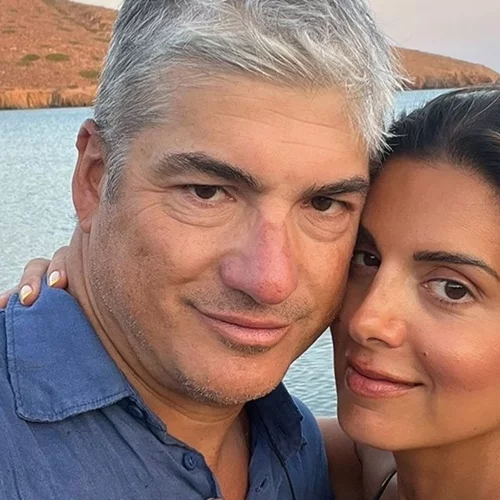 Η Σταματίνα Τσιμτσιλή φωτογραφίζει τον Θέμη Σοφό με τα παιδιά τους στη βόλτα τους στο μουσείο