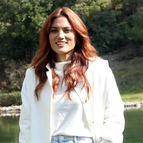 Η Μαίρη Συνατσάκη λατρεύει τα φλοράλ | Πάρε έμπνευση από τις καλοκαιρινές εμφανίσεις της