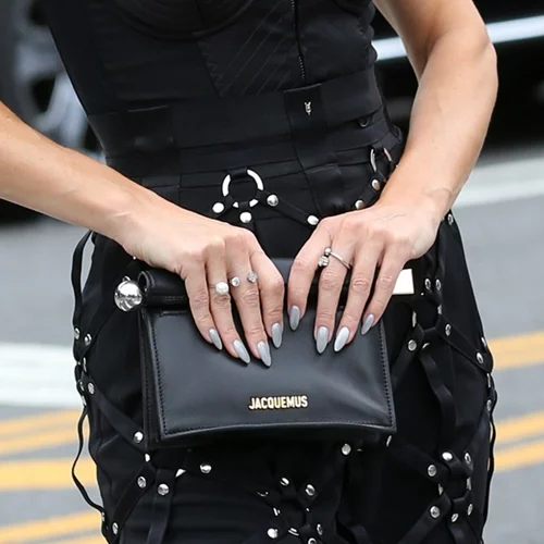 7 χειμωνιάτικα μανικιούρ που κάνουν ακόμα και το πιο απλό σύνολο να δείχνει ακριβό