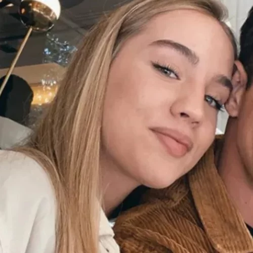 Ηλίας Μπόγδανος | Η τρυφερή φωτογραφία με την κούκλα σύντροφό του και η στήριξή της