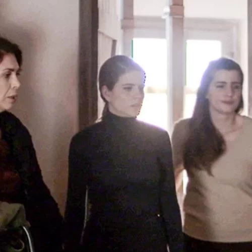 Άγριες Μέλισσες | Η Μυρσίνη καίει τα παιδιά της και τις αδερφές Σταμίρη