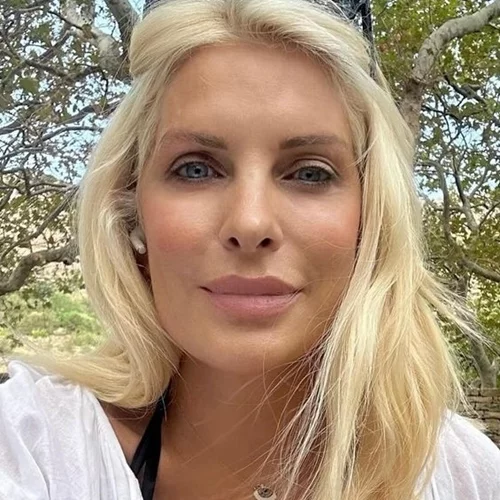 Η Ελένη Μενεγάκη στο εστιατόριο του ONAR στην Άνδρο | Με λευκό καφτάνι