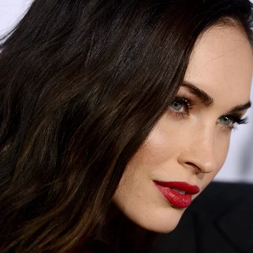 Το στιλιστικό τρικ της Megan Fox για να απογειώσεις τη ζακέτα σου