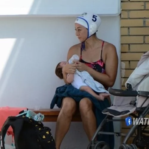 Η αθλήτρια του πόλο που ταΐζει το μωρό της στην πισίνα πριν την προπόνηση, έκανε το πιο τρυφερό post