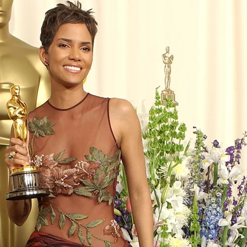 Όσκαρ | 23 χρόνια πριν, η Halle Berry γράφει ιστορία επιλέγοντας ένα εμβληματικό Elie Saab φόρεμα για την εμφάνισή της