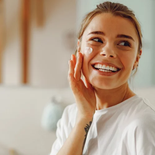 5 πανάλαφρα αντηλιακά με χρώμα που θα βρεις στο φαρμακείο της γειτονιάς σου