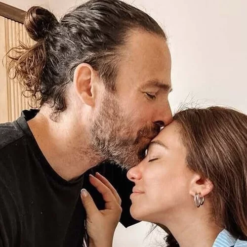 Η Ευρυδίκη Βαλαβάνη και ο Γρηγόρης Μόργκαν στο πρώτο ταξίδι με το νεογέννητο μωρό τους