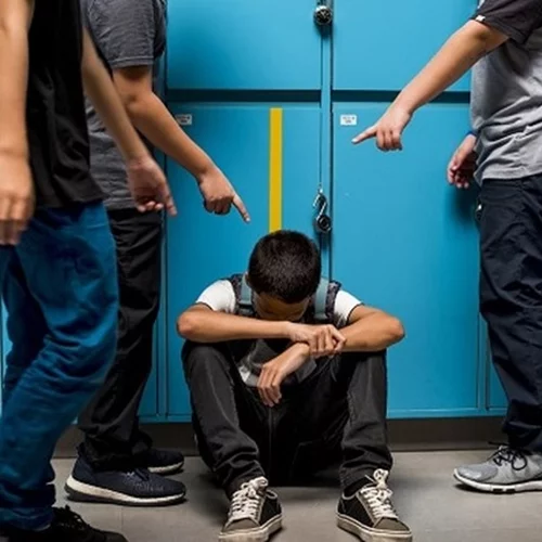 Αδιανόητο - Άγριος ξυλοδαρμός ανηλίκου με τη μητέρα του να ακούει τα πάντα από το τηλέφωνο | "Ούρλιαζα, μη τον χτυπάτε"