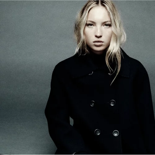 H Lila Moss πρωταγωνιστεί στη νέα καμπάνια της Massimo Dutti