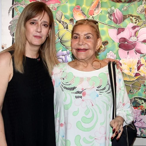 Δύο μήνες μετά τον θάνατο του Γιάννη Φέρτη | Η Μαρίνα Ψάλτη στα εγκαίνια της έκθεσής της