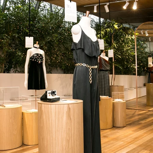 Γνωρίστε τη LOLA μέσα από την εικαστική έκθεση που οργανώθηκε για τα 50 χρόνια της