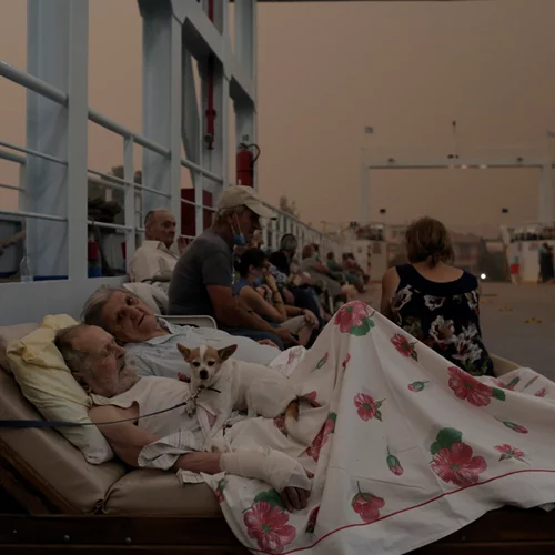 Φωτιά στην Εύβοια | Συγκινεί η φωτογραφία των ηλικιωμένων πυρόπληκτων πάνω στο φέρι μποτ [εικόνα]